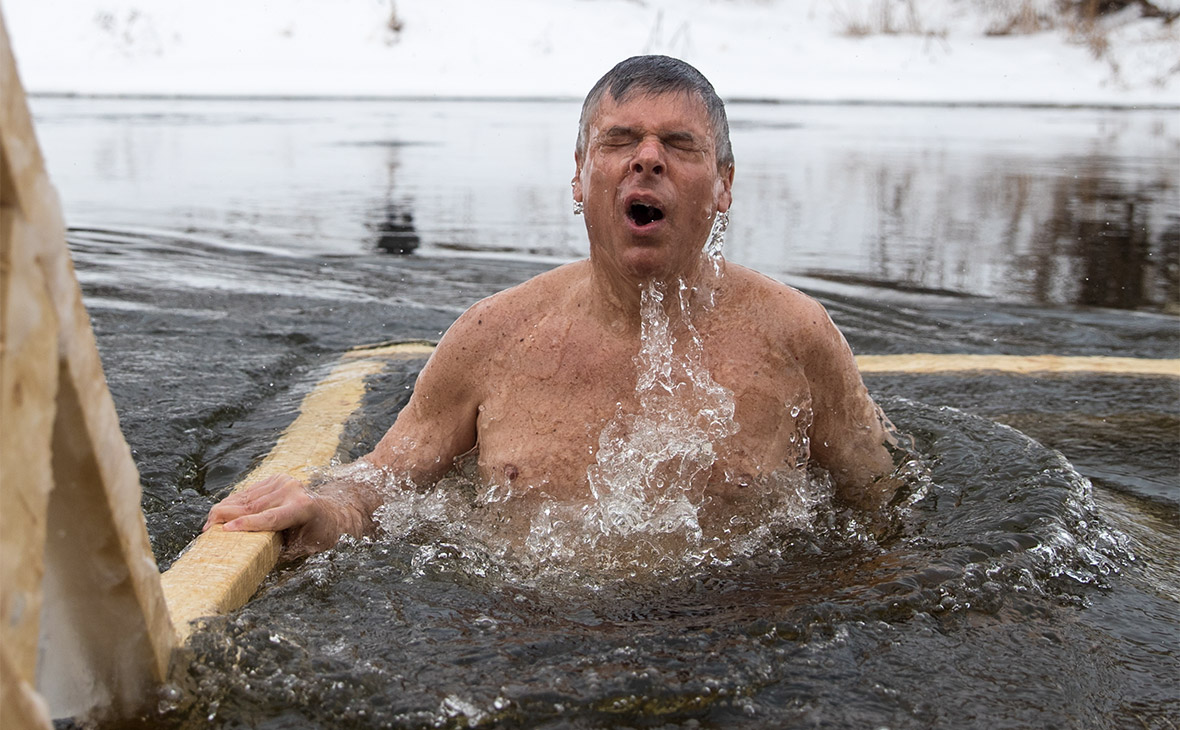 Джон Хантсман во время купания в проруби на территории Новоиерусалимского монастыря
