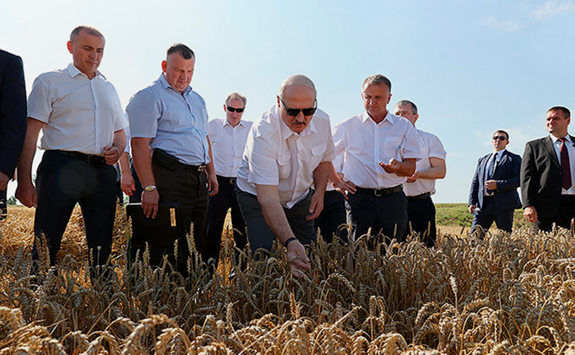Александр Лукашенко (в центре)