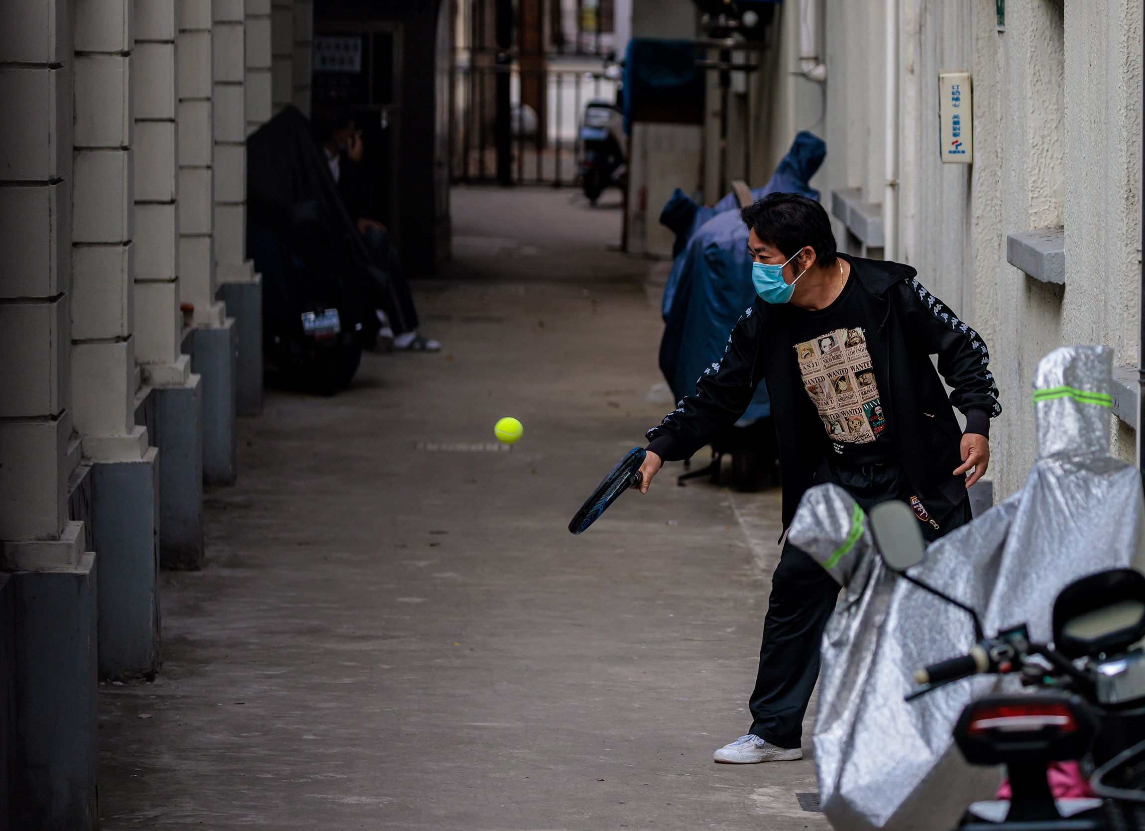 На фото:  жители закрытых районов Шанхая вынуждены изолироваться и избегать общения с окружающими, 18 апреля