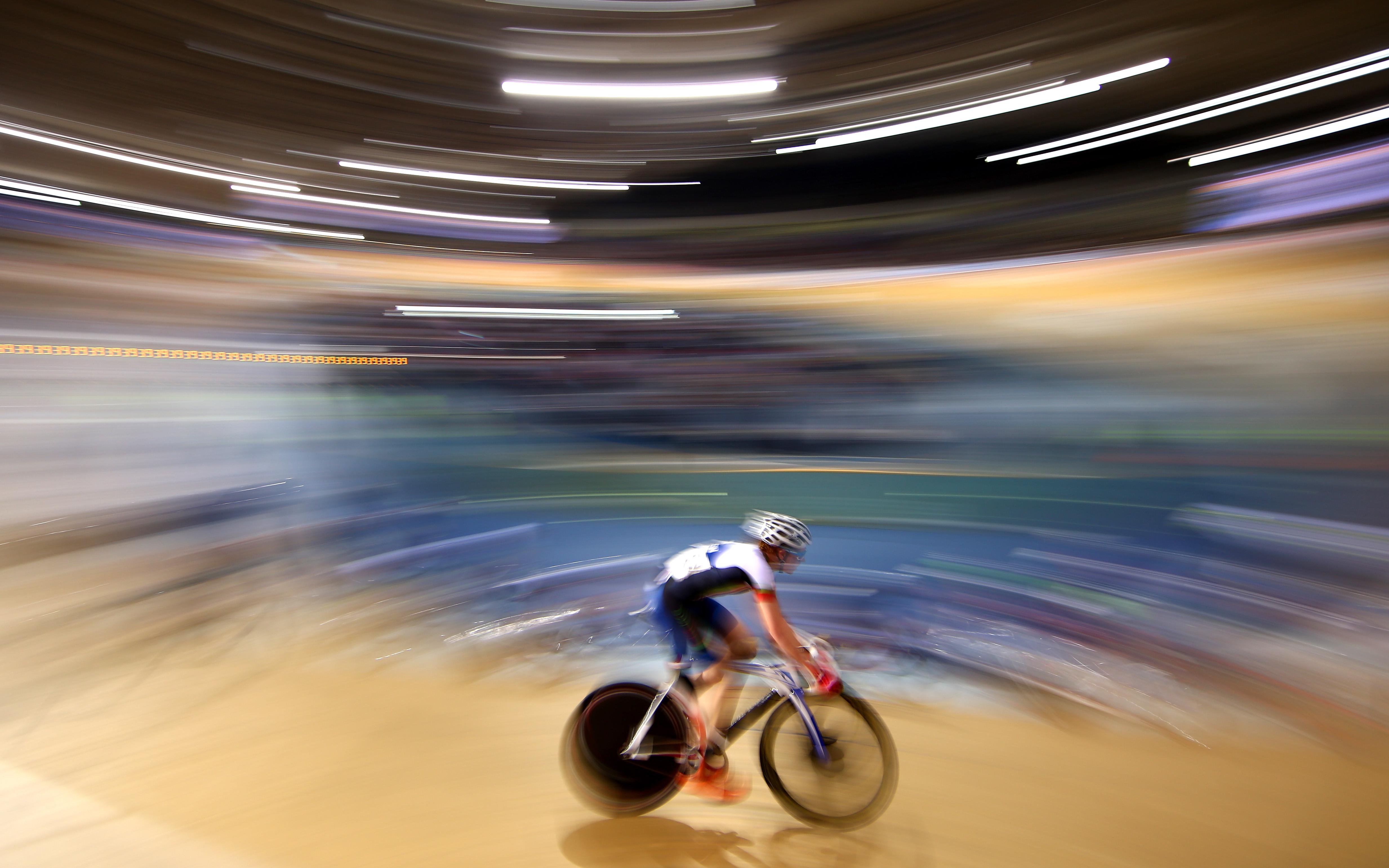 Велогонщик на высокой скорости влетел в зрителей в Англии. Видео :: Другие :: РБК Спорт