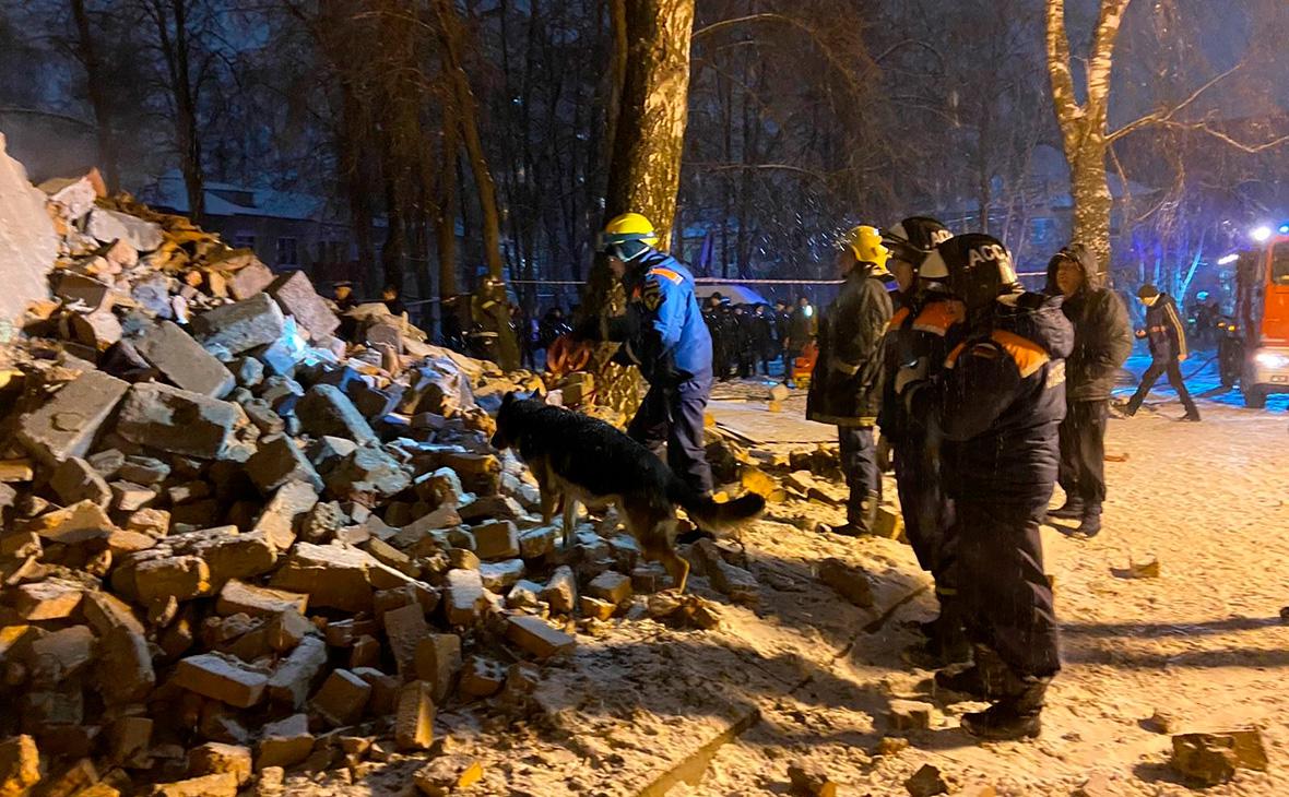 МЧС назвало основной версию о взрыве самогонного аппарата в доме в Рязани —  РБК