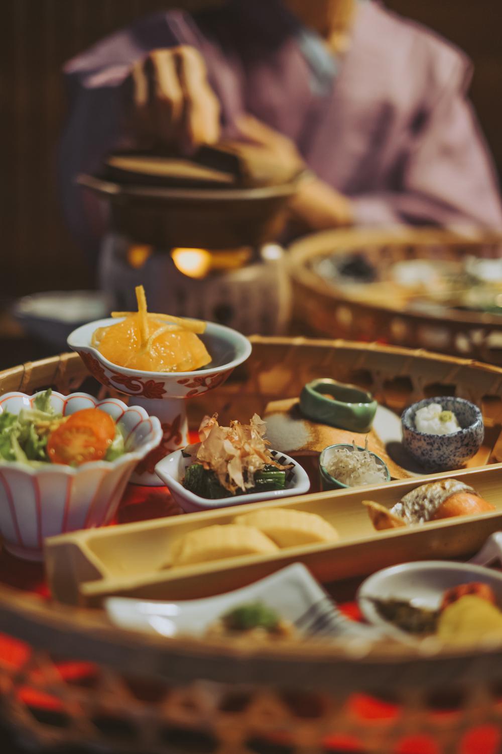 Изысканный японский ужин кайсэки, состоящий из множества небольших блюд