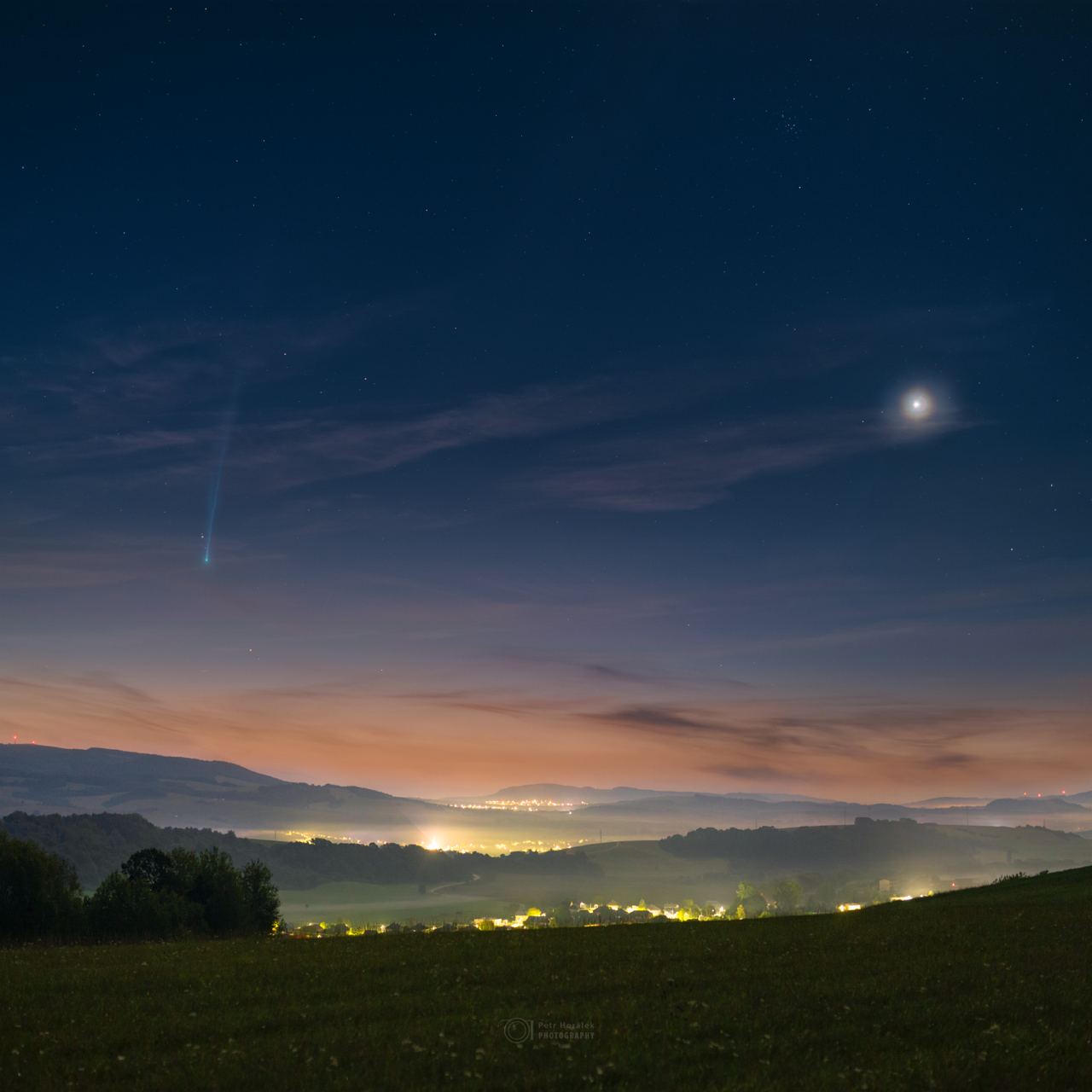 Композитная фотография кометы Нисимура и Венеры в небе над Заградне, Словакия