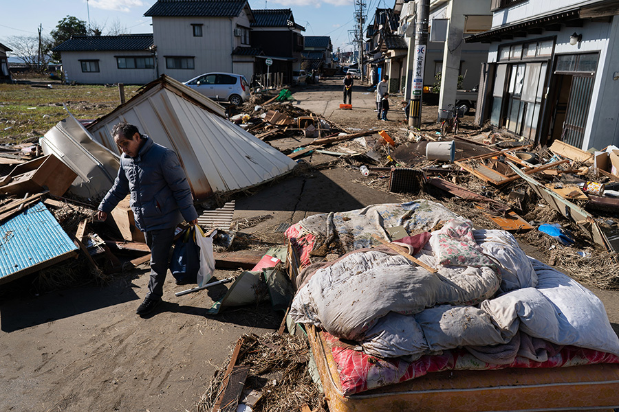 Дороги в городе Судзу&nbsp;(префектура Исикава) завалены обломками, землетрясение разрушило и повредило здесь множество построек.