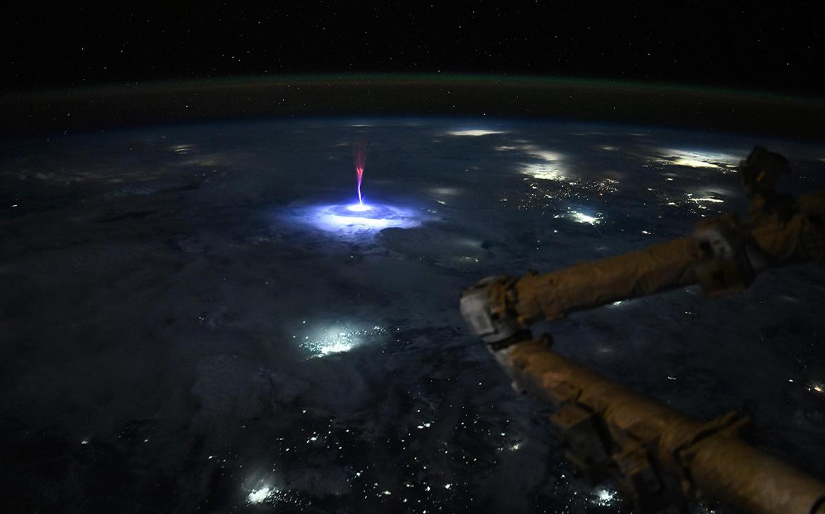 Астронавт NASA с борта МКС сняла на фото редкий вид молний