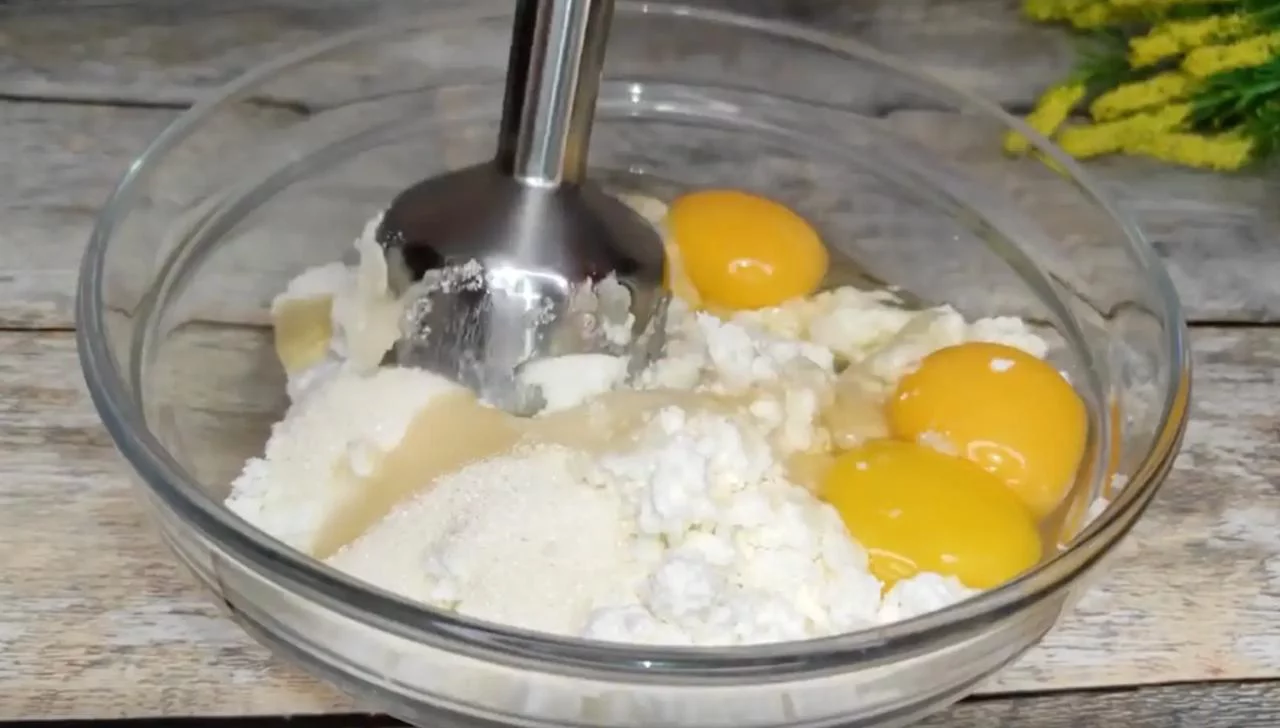 Смешайте ингредиенты для начинки