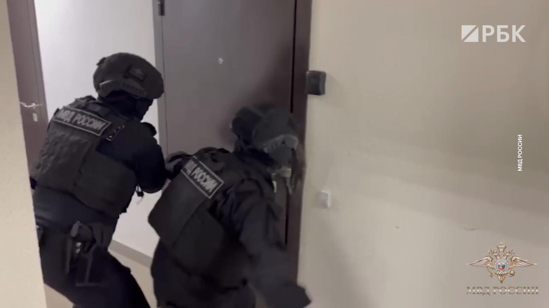 Полиция нашла у мошенников технику, через которую звонили 8000 раз в день