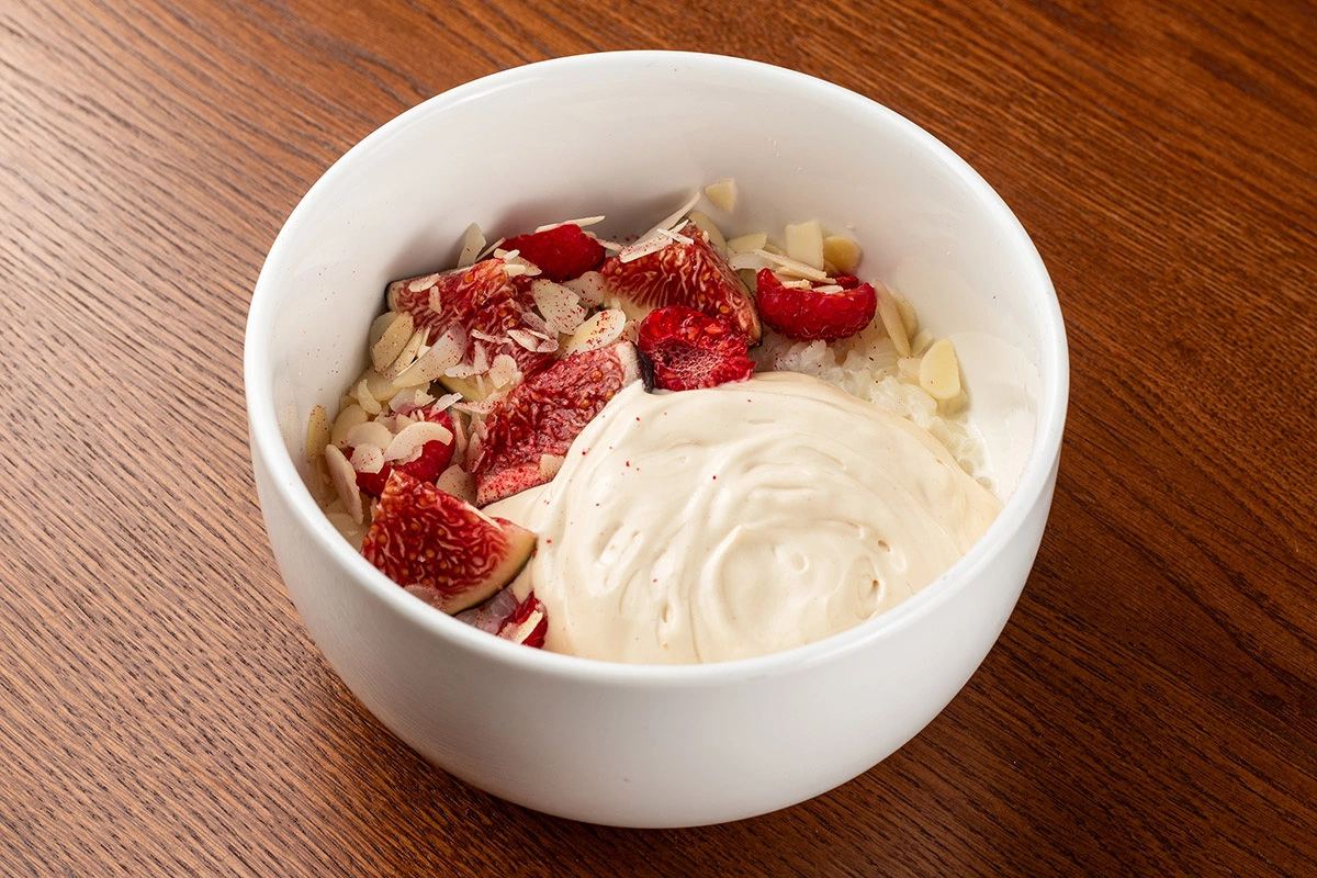 Рисовая каша с арахисовым муссом, инжиром и малиной