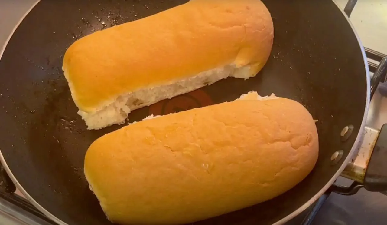 Положите булочки на сковороду