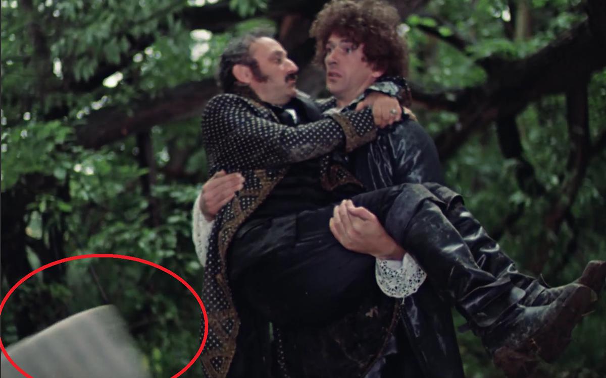 В фильме «Формула любви» 42 года не замечали киноляп. Все дело в матрасе