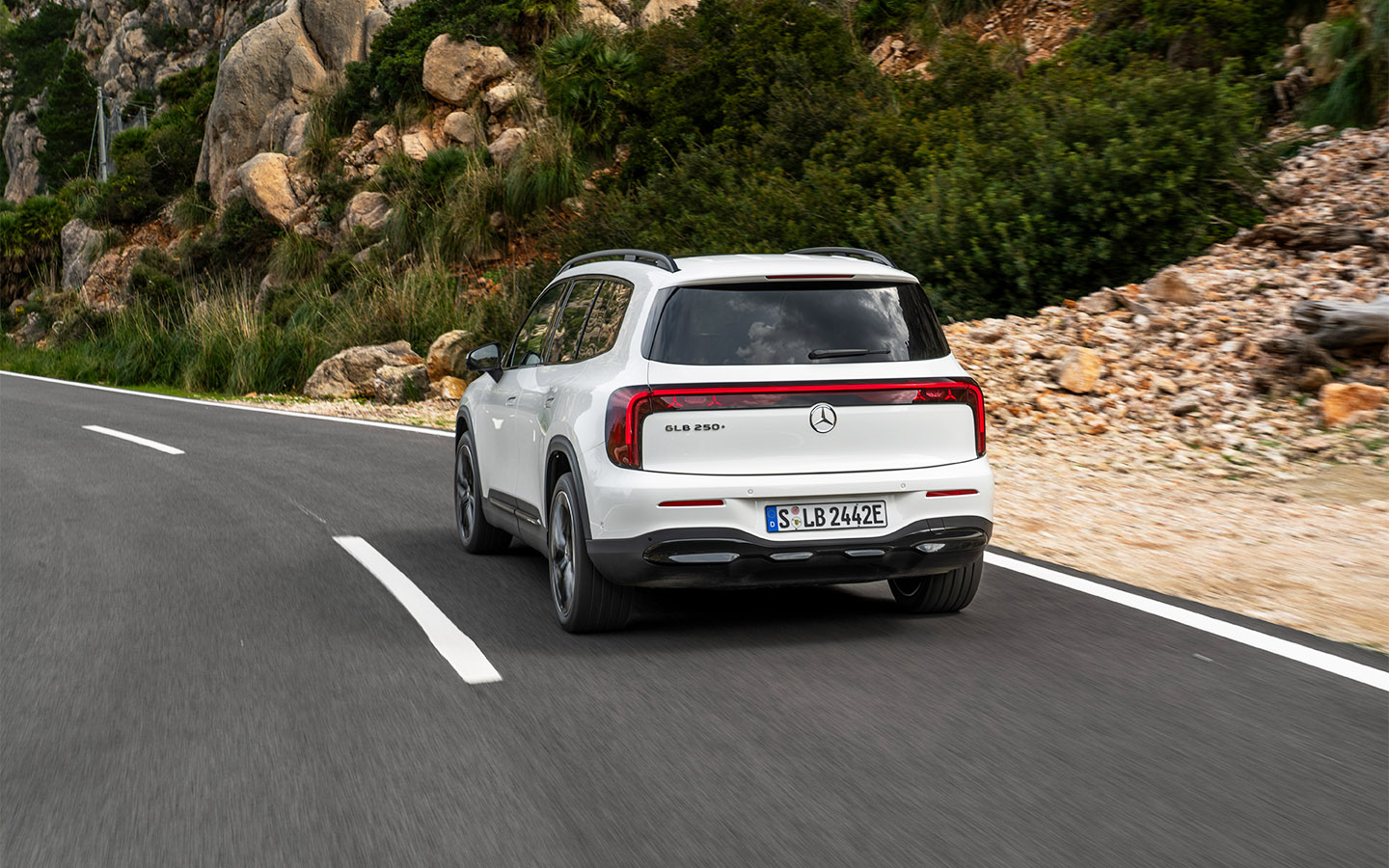 Вес&nbsp;автомобиля ощущается в поворотах. Массу около&nbsp;2,3 тонн трудно скрыть. Но хотя автомобиль&nbsp;заметно кренится, ощущения, что он вот-вот перевернется, не возникает