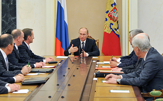 Президент России Владимир Путин (в центре) на совещании с постоянными членами Совета безопасности РФ