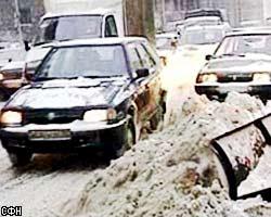 Автодвижение в Москве парализовано, снег будет идти весь день