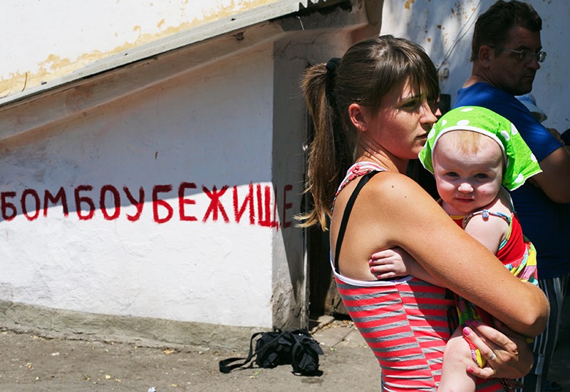 Жители Петровского района Донецка у бомбоубежища в здании школы № 106.