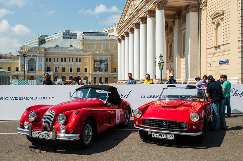 Jaguar и&nbsp;Ferrari организаторов гонки&nbsp;&mdash;&nbsp;компаний Mercury и&nbsp;Chopard соответственно&nbsp;&mdash;&nbsp;на&nbsp;фоне перегороженного забором Большого театра.
