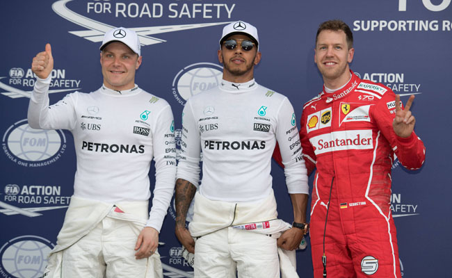 Валлтери Боттас, Льюис Хэмилтон (оба&nbsp;&mdash;&nbsp;Mercedes) и&nbsp;пилот Ferrari Себастьян Феттель (слева направо).