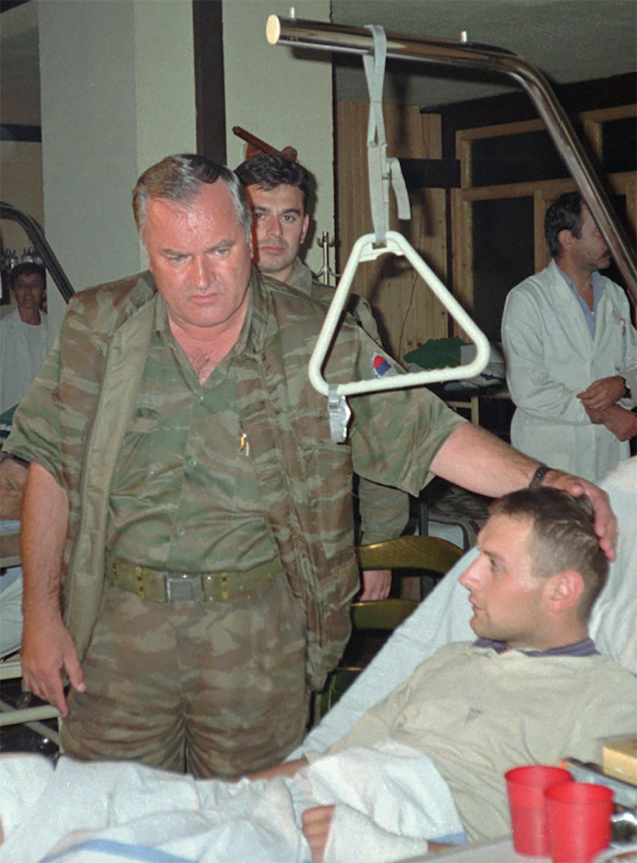 Младич посещает солдат, раненных в результате авиаударов НАТО, в полевом госпитале недалеко от Сараево, август 1995 года
