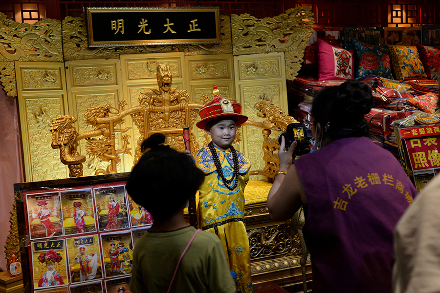Ребенок в костюме древнего китайского императора позирует для фотографий в Пекине в&nbsp;первый день праздников в честь Дня труда









