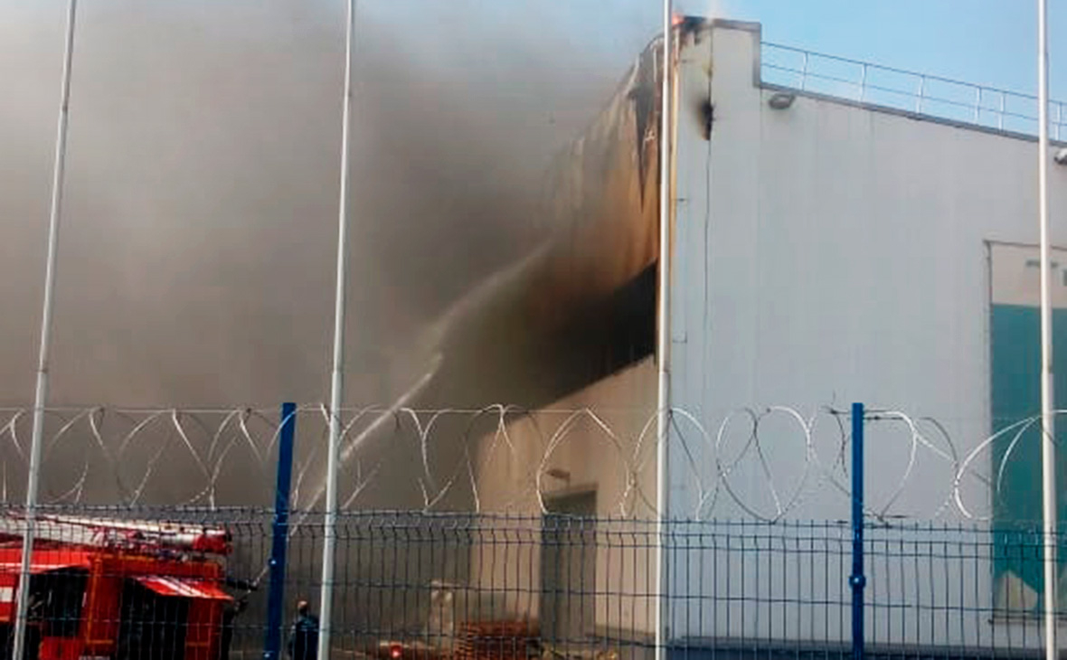 В Волгоградской области загорелся завод по производству сэндвич-панелей