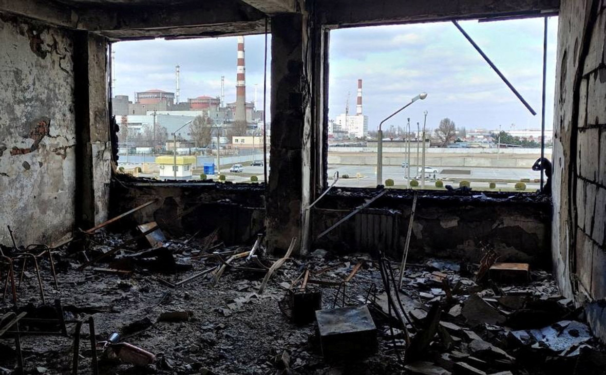 На фото: поврежденное здание на территории Запорожской АЭС, 16 марта 2022