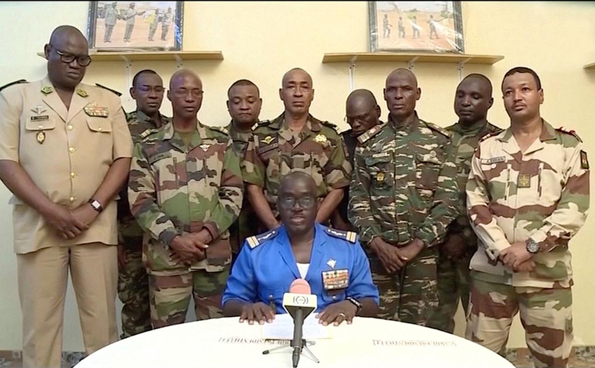 Представитель армии Нигера полковник майор Амаду Адрамане (в центре)