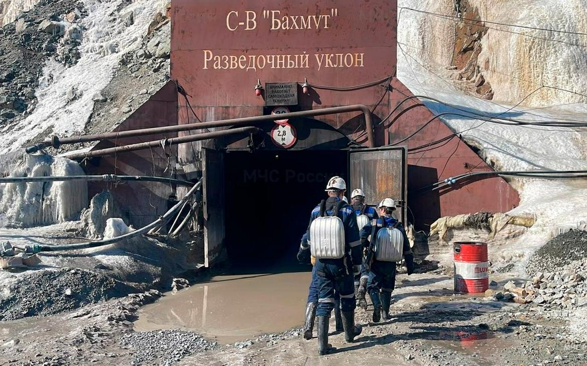 В Амурской области прекратили искать 13 пропавших под обвалом горняков
