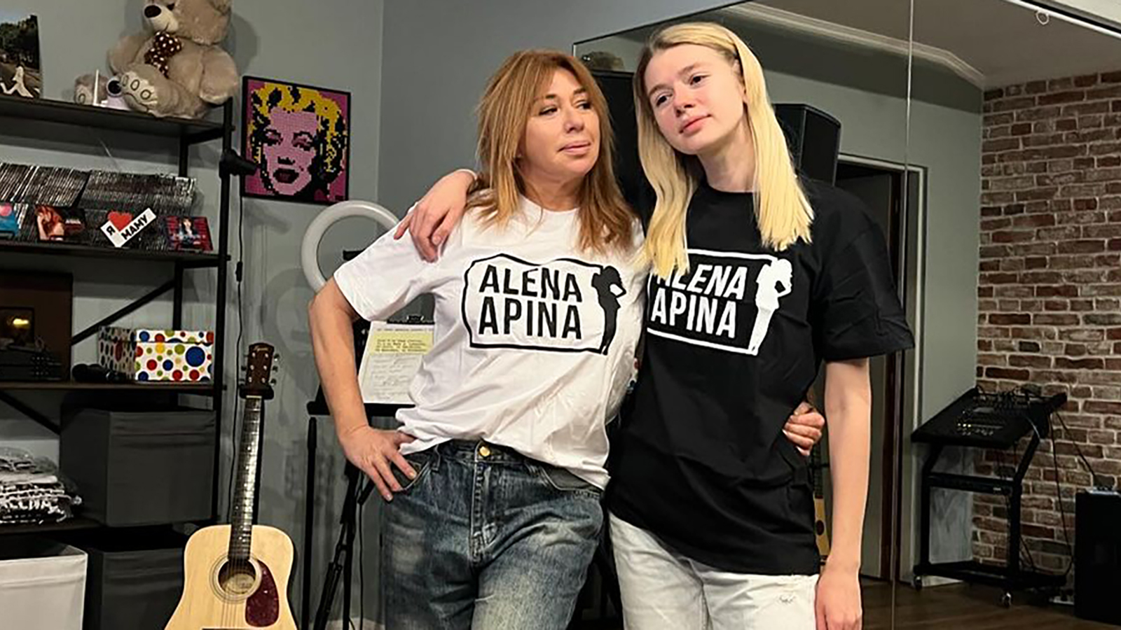 <p>Алена Апина и Анастасия Укулова&nbsp;</p>