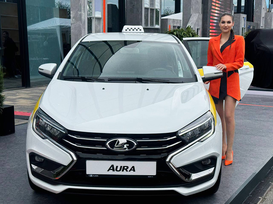 АвтоВАЗ также показал новую версию Lada Aura, которая оформлена для такси, с желтой полосой и шашечками на корпусе
