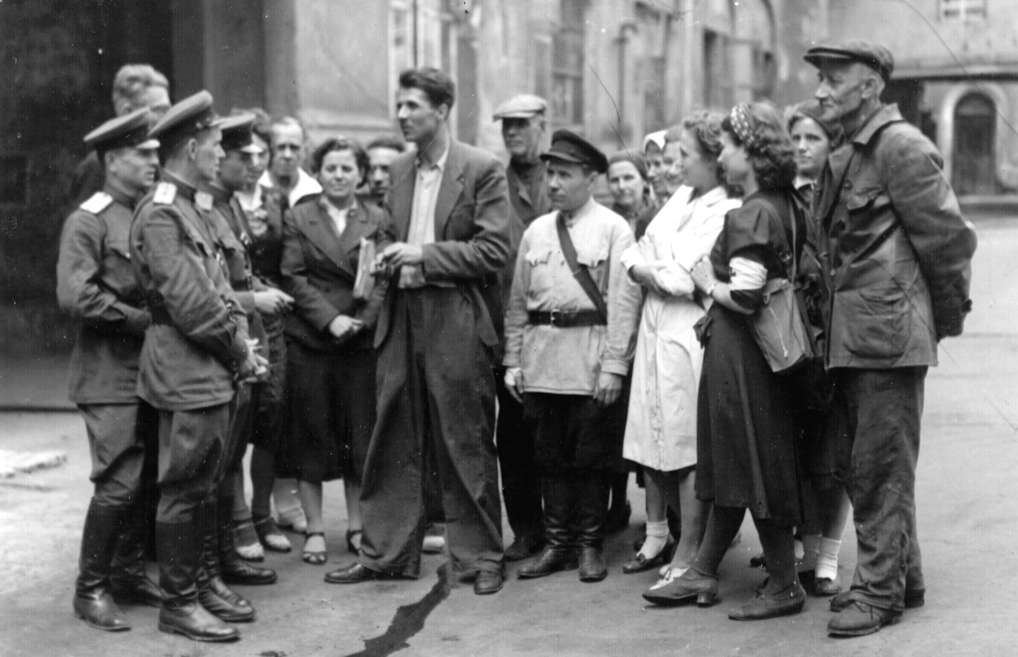 Собрание штаба МПВО во дворе Политехнического музея