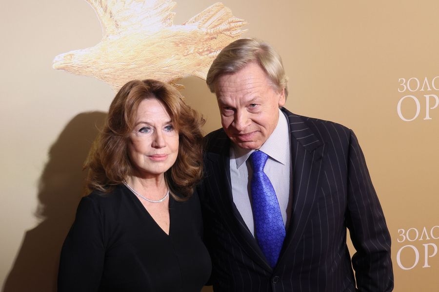 Председатель комиссии Совета Федерации по информационной политике и взаимодействию со СМИ Алексей Пушков и актриса Нина Пушкова. Они регулярно посещают церемонию вручения премии &laquo;Золотой орел&raquo;.