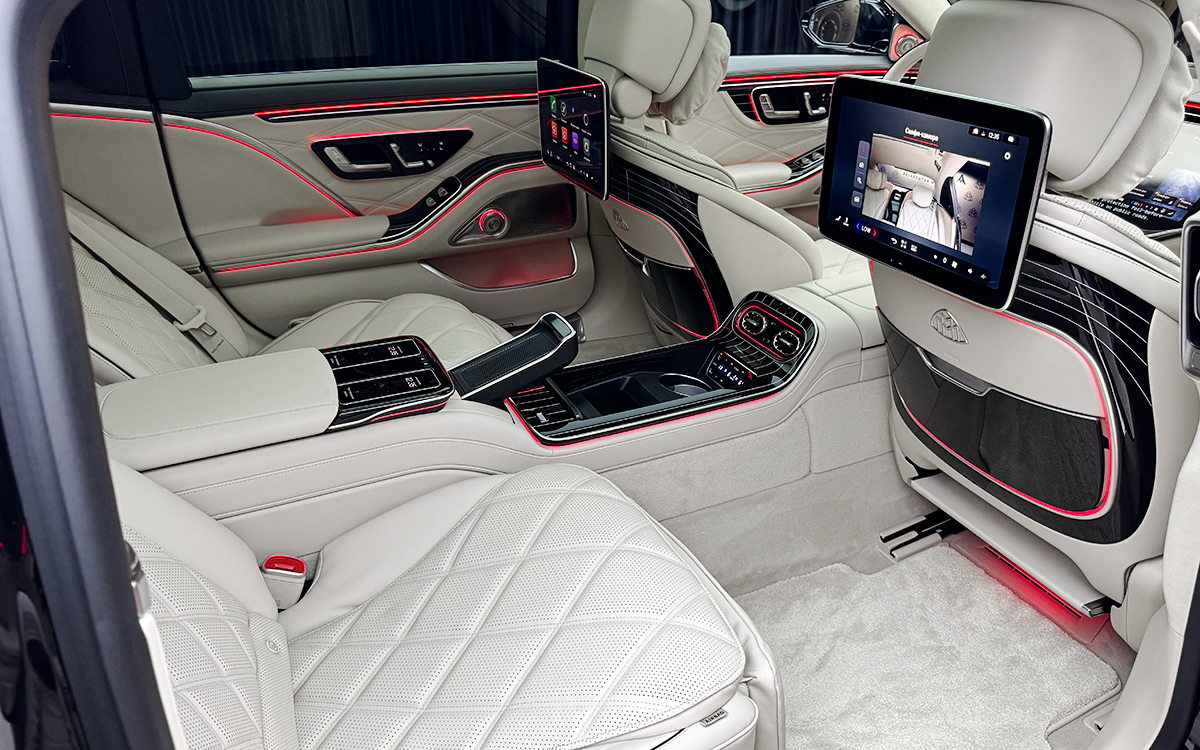 Даже у Maybach есть свои странности. Например, беспроводная зарядка для смартфона на заднем ряду только одна — похоже, второму пассажиру по старинке придется довольствоваться проводом