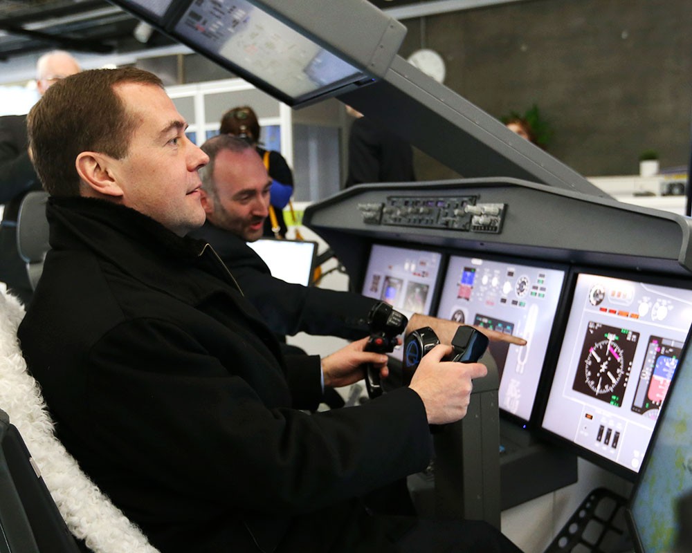 Премьер-министр РФ Дмитрий Медведев на летном тренажере, который имитирует полет на самолете Boing-737 NG