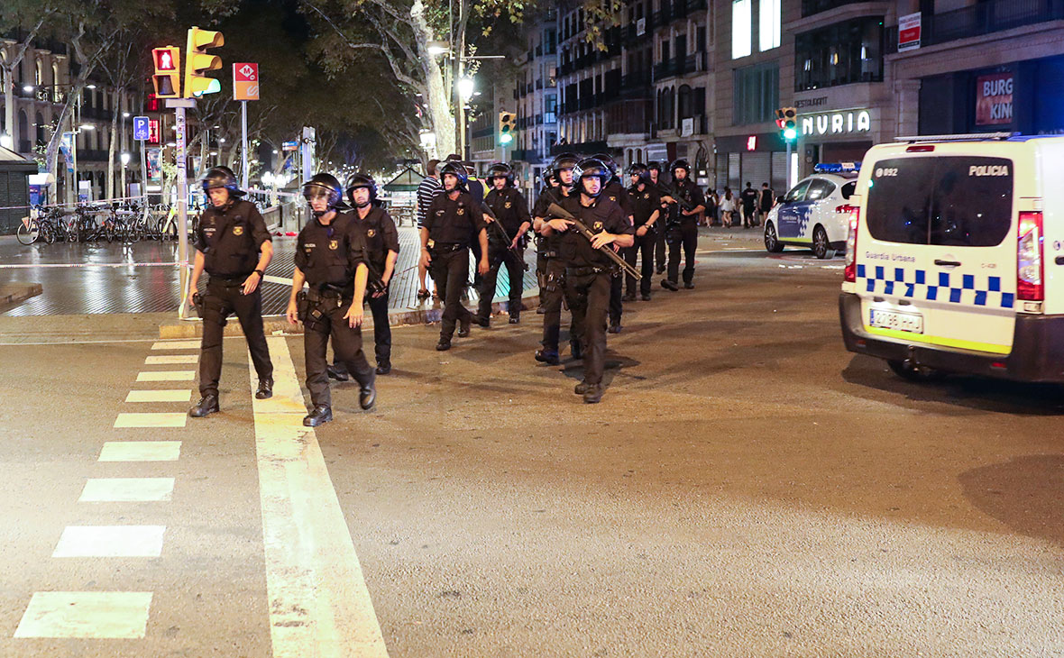 Сотрудники полиции на месте теракта в Барселоне