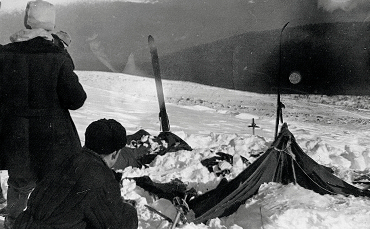 Палатка группы Дятлова, частично раскопанная от снега