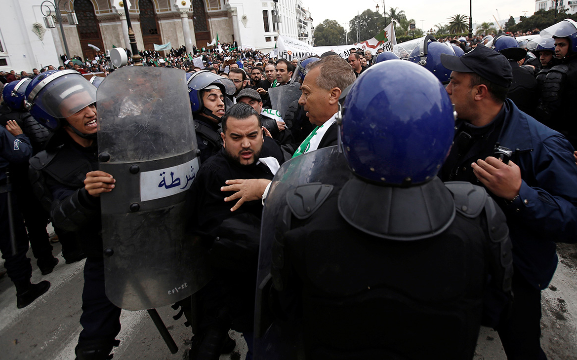 Полиция применила резиновые пули на миллионном митинге в Алжире