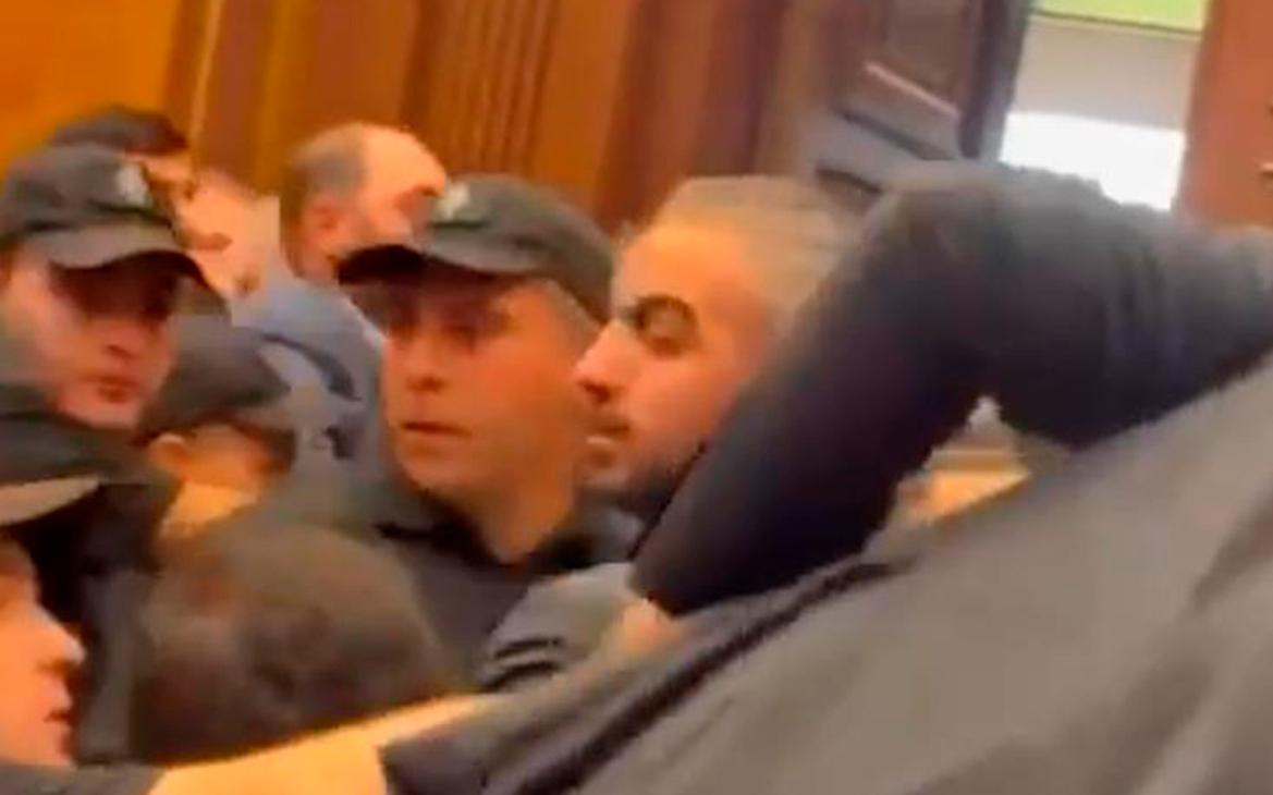 Депутаты правящей партии и оппозиции устроили драку в парламенте Армении