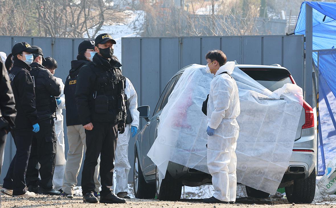 Полицейские осматривают место, где южнокорейский актер Ли Сон Гюн был найден мертвым в парке в Сеуле, Южная Корея, 27 декабря 2023 года