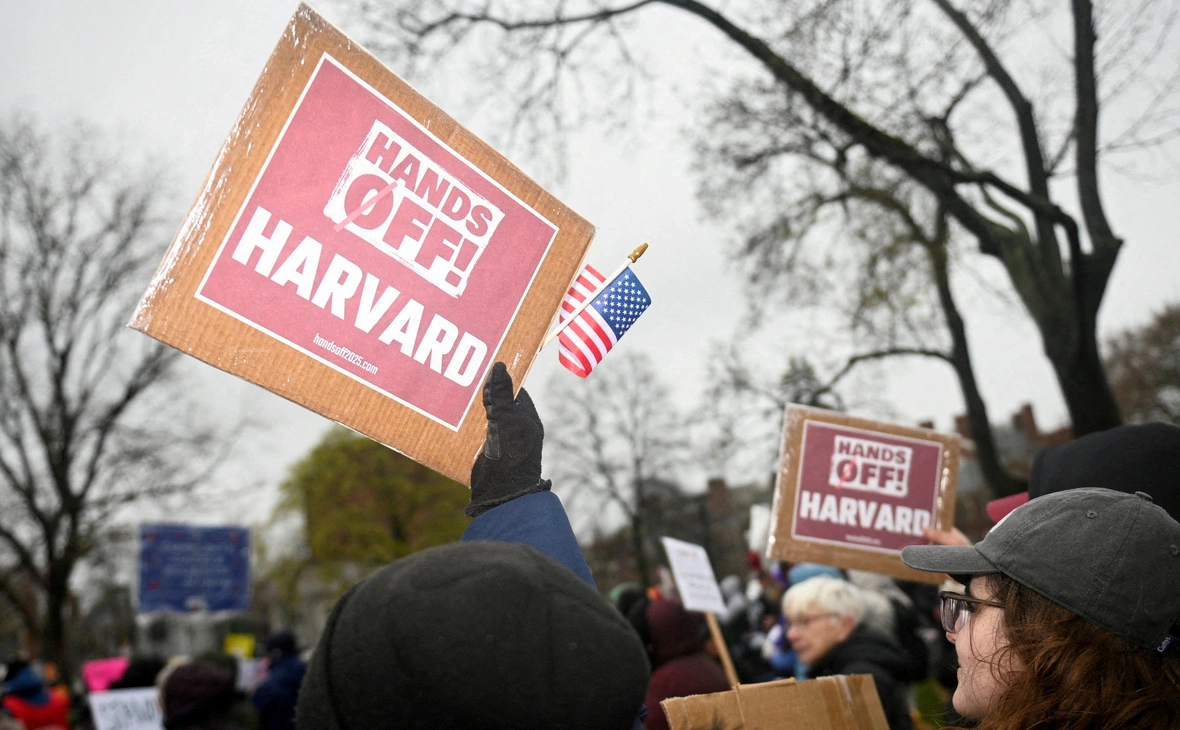 Nicholas Pfosi / Reuters