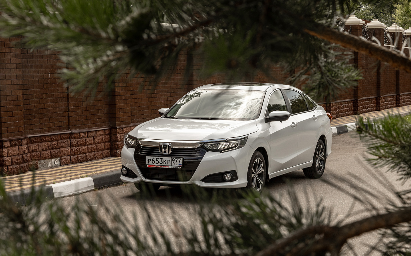 Значок Honda на модели Crider автоматически выделяет ее в современном потоке. Автомобиль кажется гораздо более престижным и дорогим, чем есть