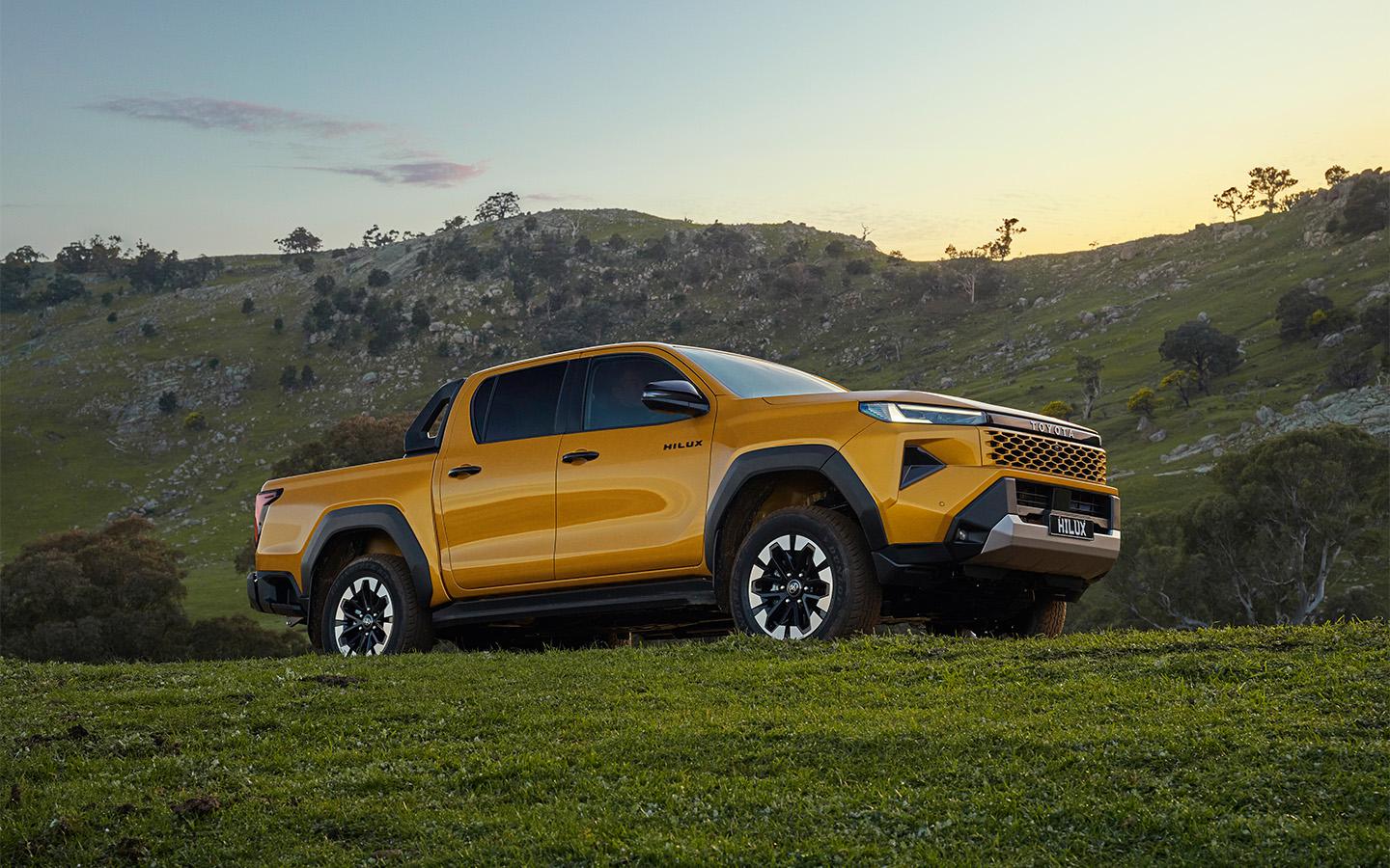 В Россию приехали новые Toyota Hilux от ₽5,8 млн. Они только на механике