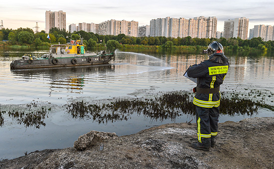 Сотрудники МЧС России во время устранения последствий пожара в районе Марьино