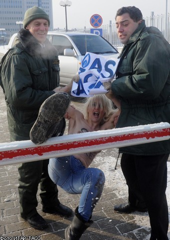 Украинские феминистки разделись в лютый мороз у здания Газпрома. ФОТО