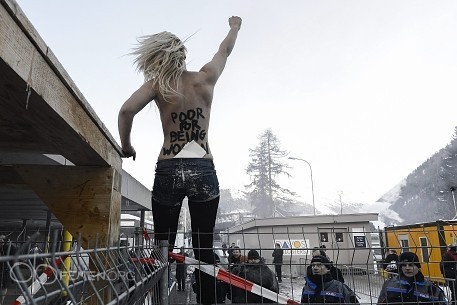 Активистки FEMEN подали обнаженный сигнал SOS в Давосе