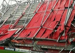 На футбольном стадионе обрушилась крыша: есть жертвы. ВИДЕО