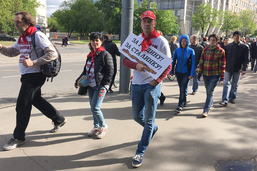 Участники шествия и&nbsp;митинга против&nbsp;сноса пятиэтажек в&nbsp;Москве после&nbsp;окончания акции