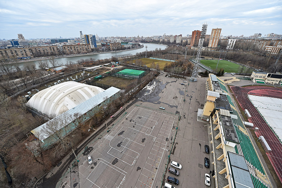 За стадионом расположена необустроенная набережная Москвы-реки. Ранее там располагались промышленные объекты, в том числе нефтебаза.
