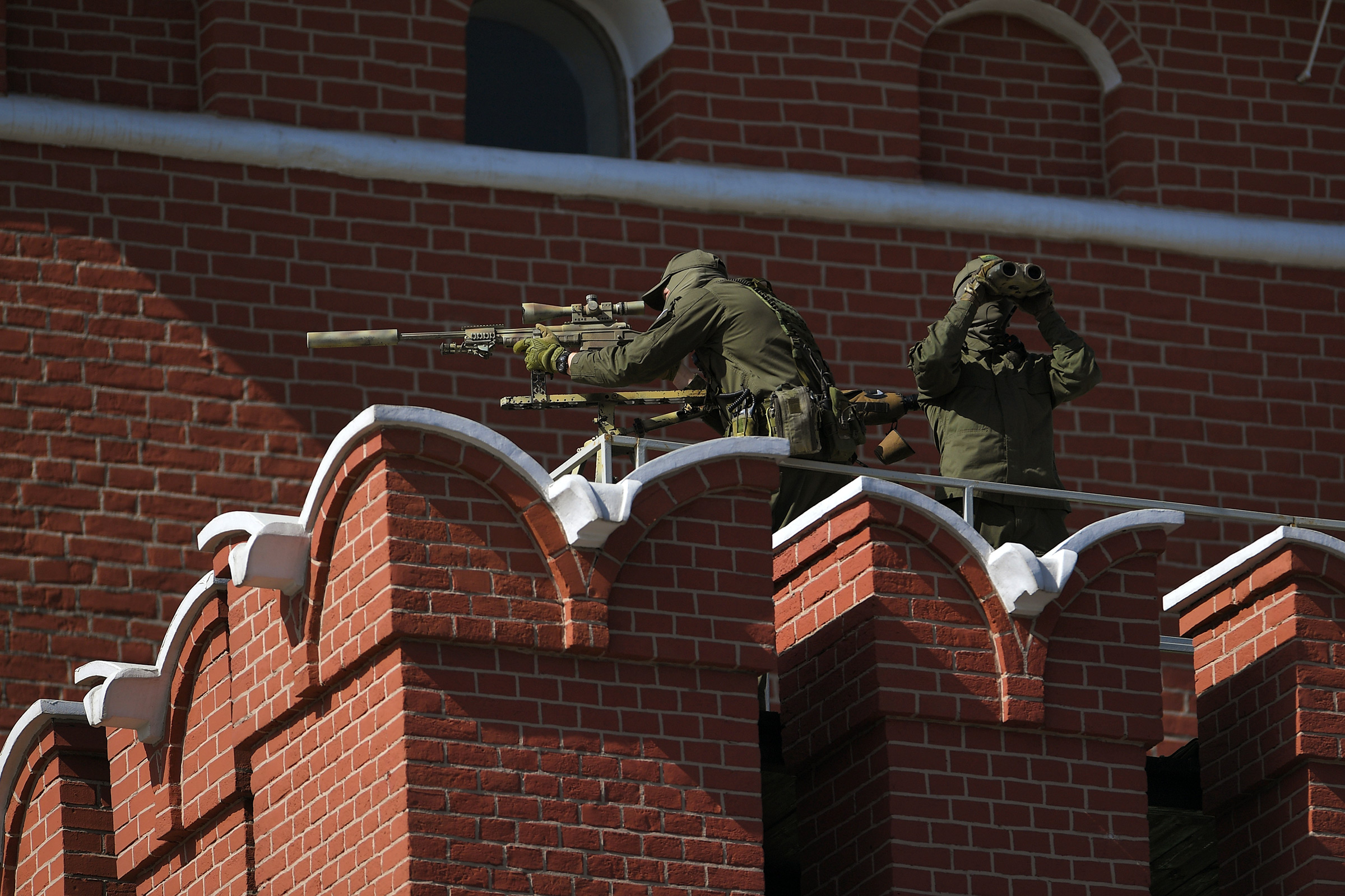 Снайперы на стене Московского Кремля перед началом военного парада