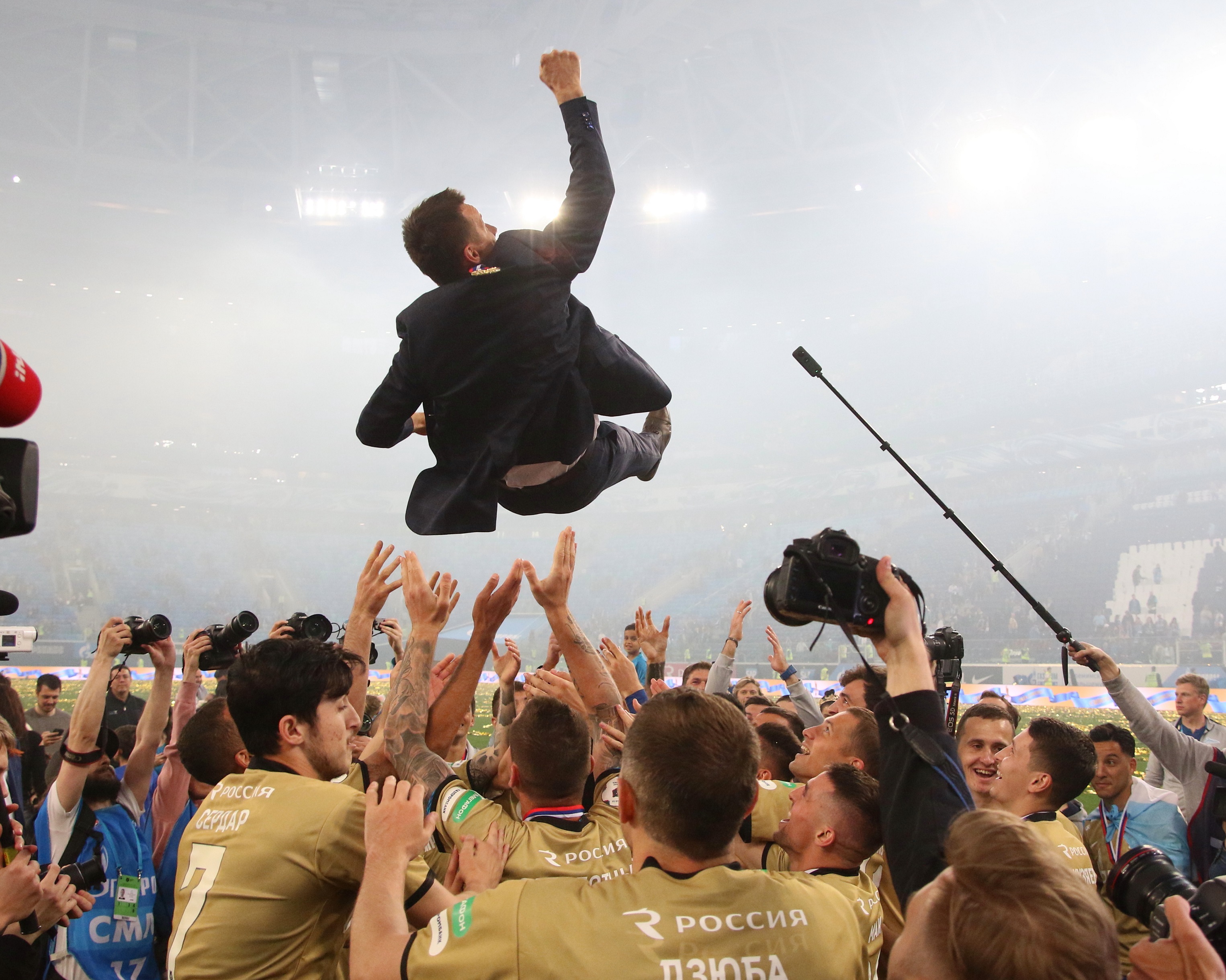 Игроки &laquo;Зенита&raquo; качают главного тренера Сергея Семака во время празднования победы в чемпионате России