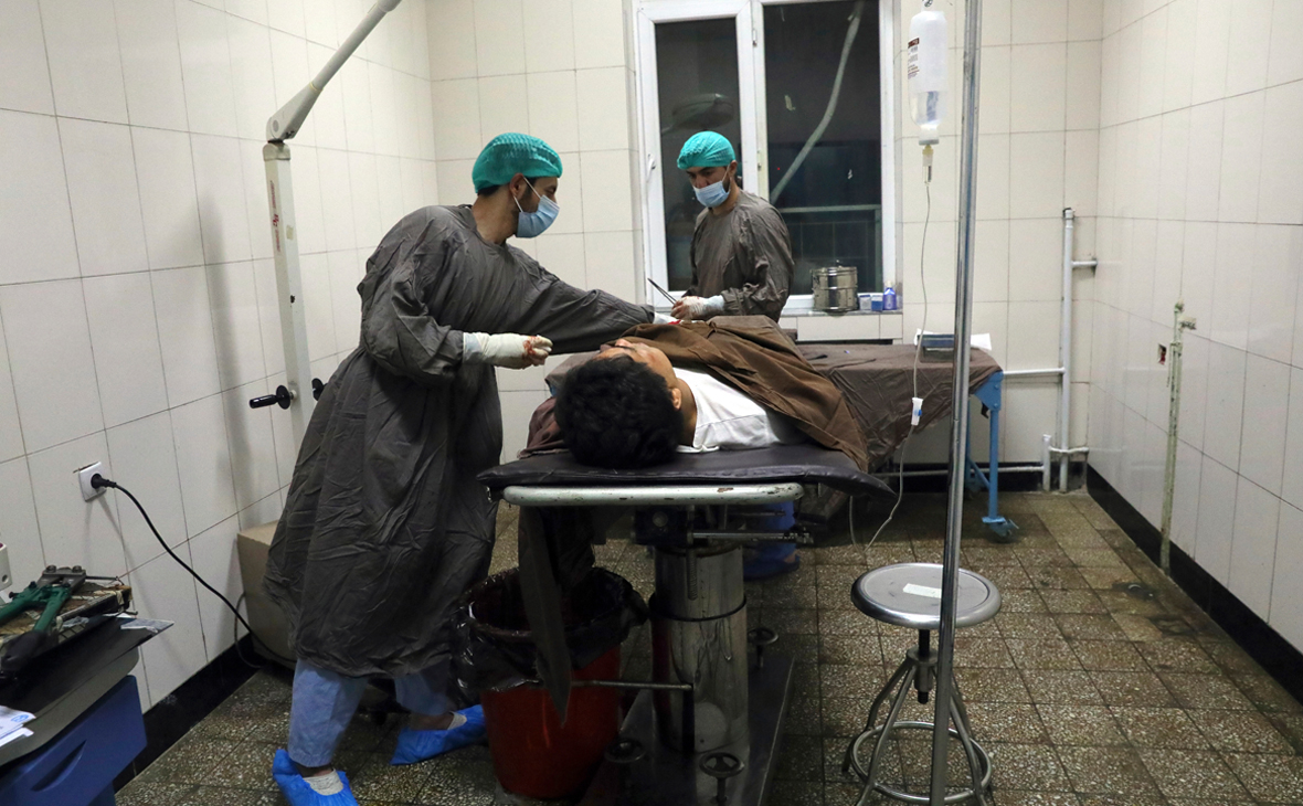 Врачи оказывают помощь пострадавшему, после нападения в университете в Кабула
