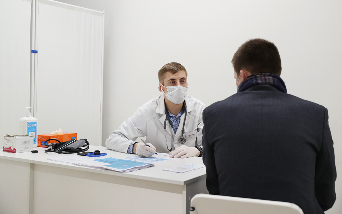 Попова оценила срок принятия решения о вакцинации иностранцев от COVID-19